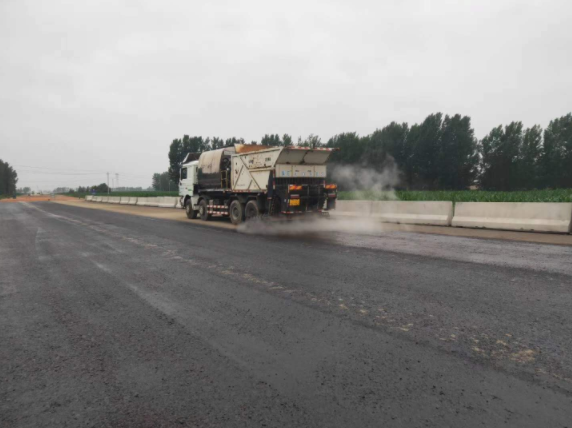 祝賀我司平頂山外環(huán)項(xiàng)目透層、稀漿封層試驗(yàn)段完成