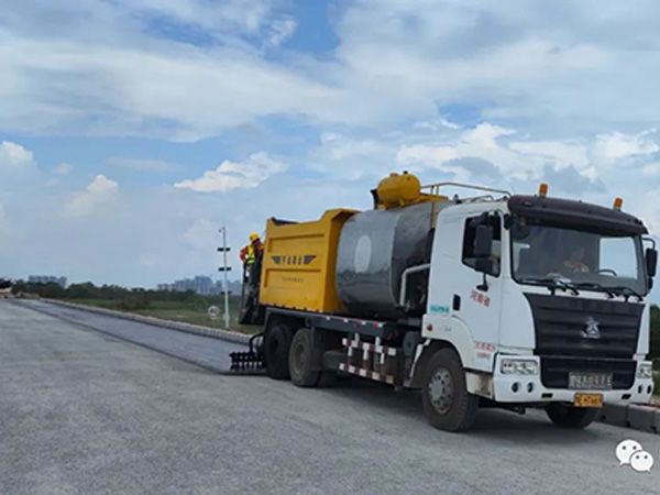 熱烈祝賀我司鶴港高速封層、透層試驗段成功