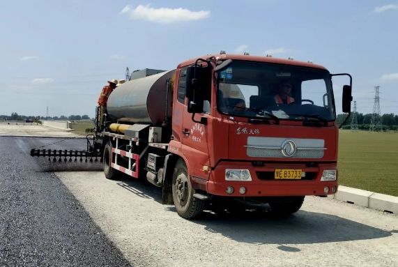 許信高速透層、封層和瀝青下面層試驗(yàn)段攤鋪圓 滿(mǎn)成功